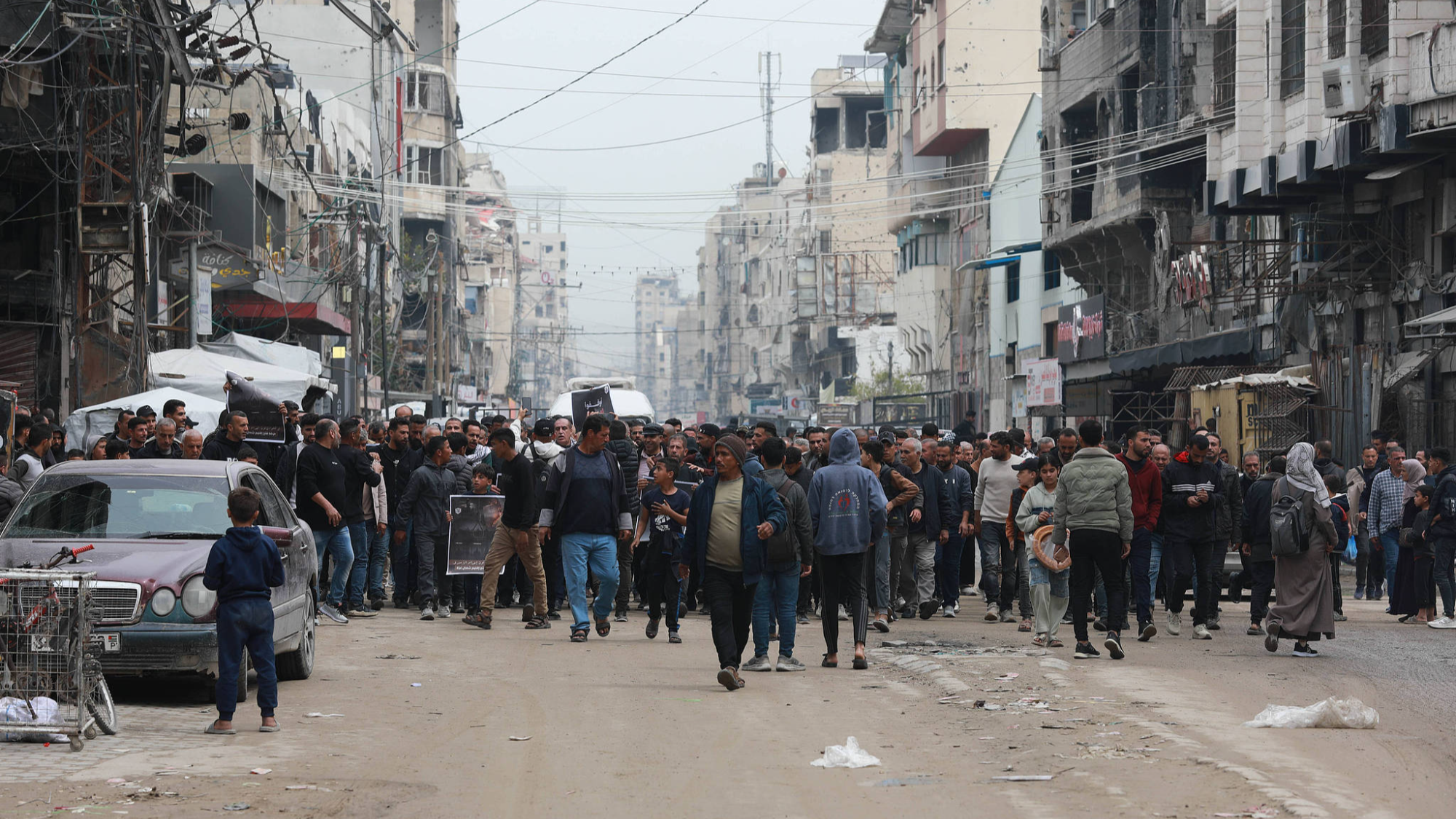 مدينة غزة: مسيرة تدعو لحماية الأسرى الفلسطينيين #فلسطين 