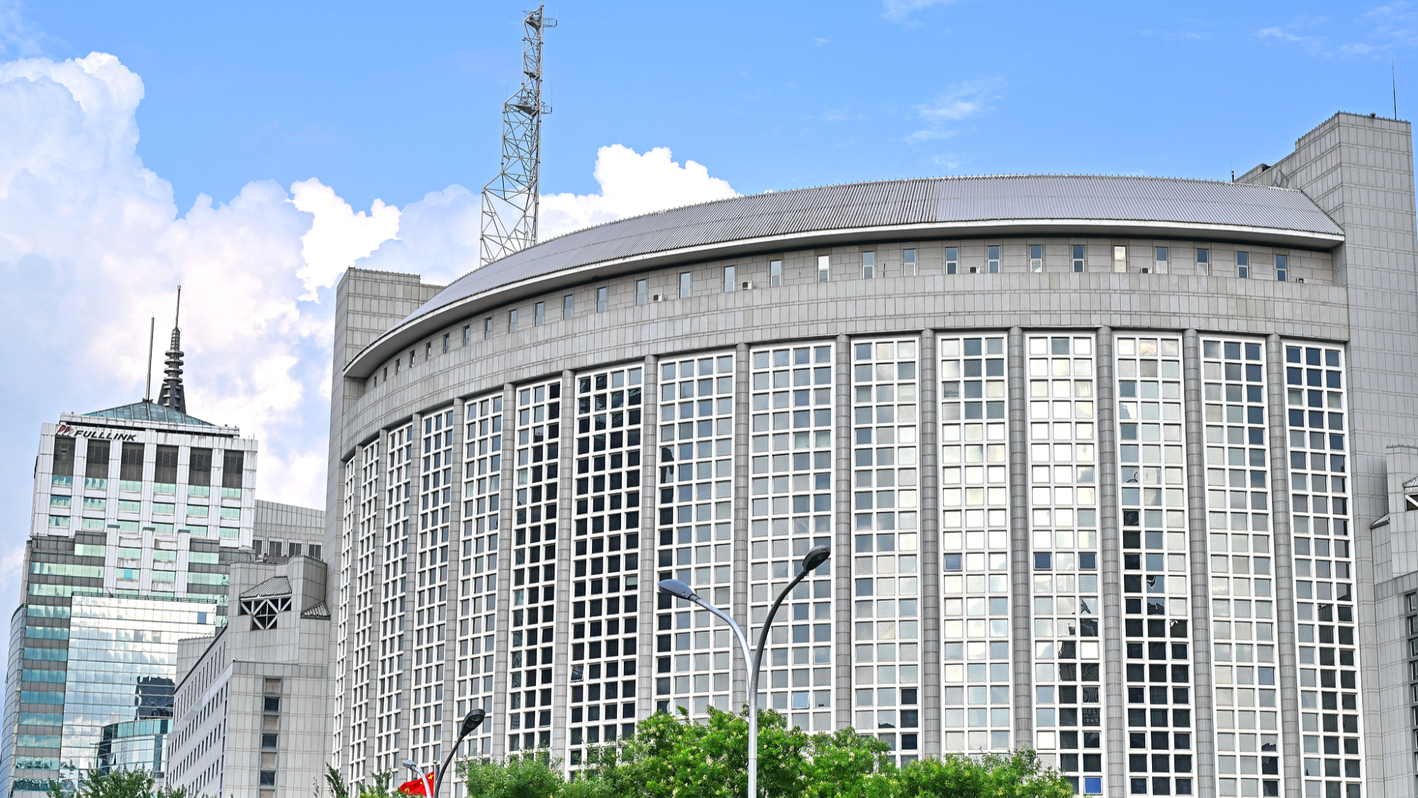 متحدثة: العمليات العسكرية الأمريكية-الإسرائيلية غير القانونية ضد إيران هي السبب الجذري لتعطل الملاحة في مضيق هرمز #موقف_الصين 