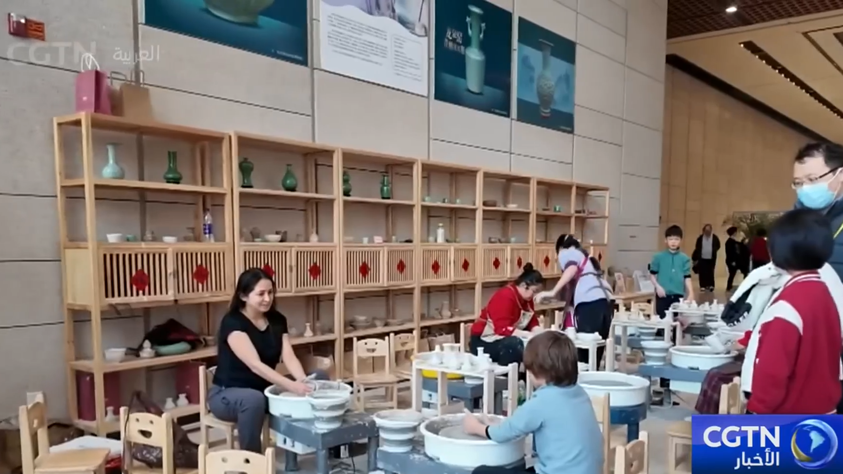 الخبرة العملية تدفع نمو السياحة في عاصمة الخزف جينغدتشن 